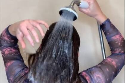 Una influencer publicó un video en TikTok donde explica el lavado de pelo perfecto. Crédito: captura @amy.does.some.hair