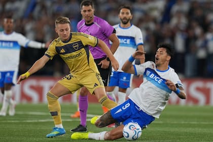 Una infracción de Santiago Ascacibar sobre Fernando Zampedri, en un partido caliente