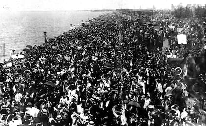 Una inmensa muchedumbre esperó al Plus Ultra el 10 de febrero de 1926; la foto muestra un aspecto de la zona portuaria, en la que puede obtenerse la pauta del enorme entusiasmo despertado por la gloriosa cruzada del hidroavión de Ramón Franco