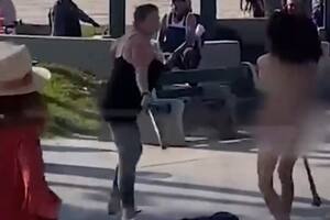 Una mujer desnuda y un palo con clavos: el video de una insólita pelea en Los Ángeles