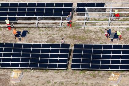 Una instalación de pantallas solares en Lieberose, en el este de Alemania