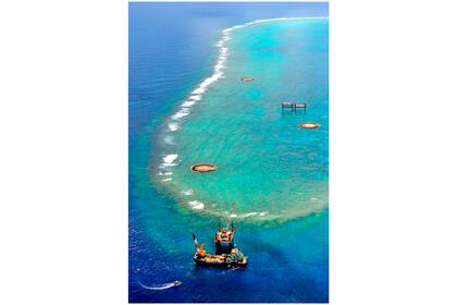 Una instalación para proveer de combustible y agua construida en 2013 como parte de las instalaciones japonesas en Okinotorishima