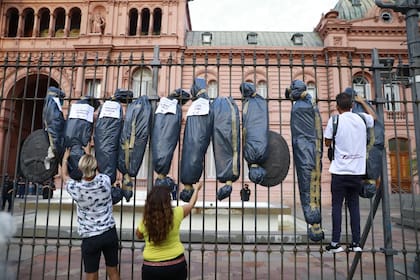 Una instalación que simula cadáveres en las rejas de la Casa Rosada