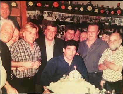 Una instantánea de los tiempos felices entre Maradona y Guillermo Coppola, junto a Mostaza Merlo, Alfio Basile y Horacio Pagani, entre otros amigos