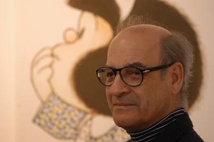 Una instantánea de Quino junto a su obra maestra de fondo: Mafalda