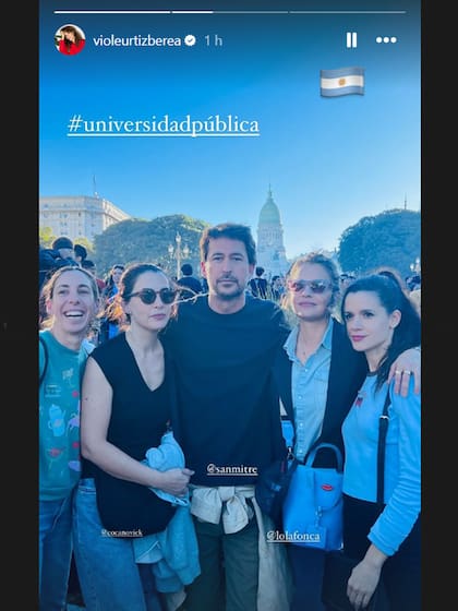 Una instantánea de Violeta Urtizberea junto a Dolores Fonzi y Santiago Mitre en la marcha del 24 de abril con el Congreso de fondo