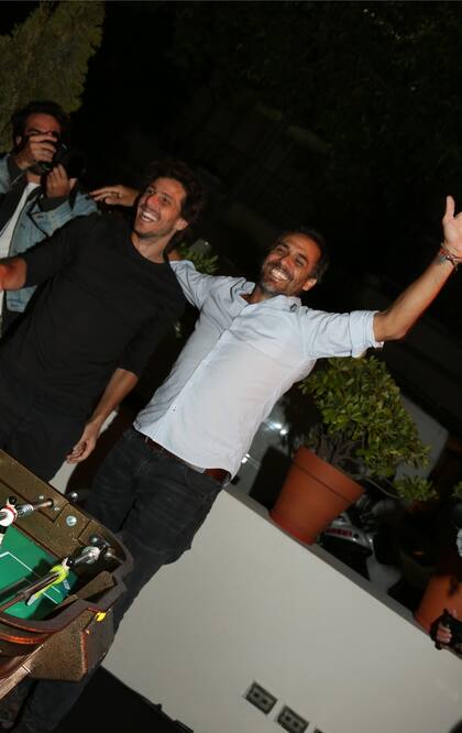 Una instantánea del equipo ganador de metegol, los argentinos Gaudio y Zabaleta se divierten y contagian festejando el triunfo 