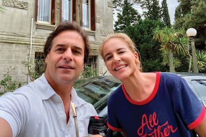 Una instantánea junto a su hermano Luis, que asumió su mandato en marzo de 2020. "Es muy auténtico y se ganó el cariño de la gente. Había un prejuicio muy fuerte en contra de él: lo tildaban de surfer, de cheto...", dice Pilar.