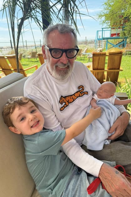 Una instantánea junto a sus nietos, Fermín (3) y Rufino, de un mes, almorzando en Costanera