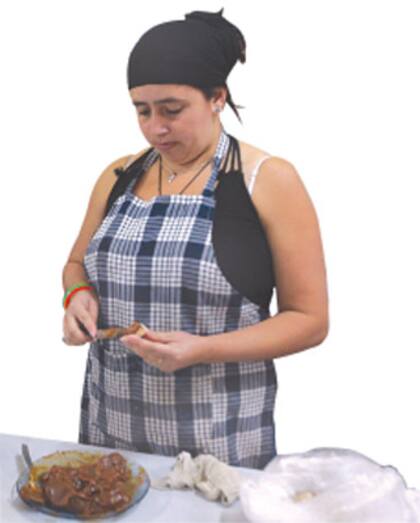 Una integrante de la Cooperativa
Los Pibes del Playón en plena
confección de los alfajores Porteñitos