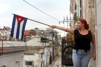 Una integrante del Movimiento San Isidro exhibe una bandera cubana a modo de protesta