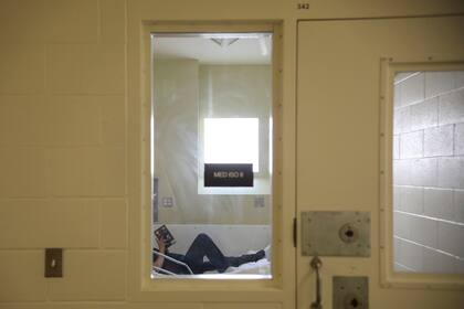 Una interna descansa en su celda en el centro de detención Las Colinas, California