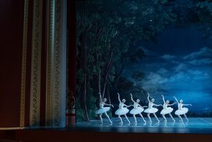 Una interpretación de "El lago del cisne" es presentada en la Academia de Ópera, Ballet y Teatro de Samara. Mientras que Europa cerró en otoño en invierno todas las actividades culturales masivas, los rusos disfrutaron de bares, restaurantes, teatros y boliches