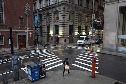 Una intersección tranquila en el Bajo Manhattan el 18 de marzo de 2021