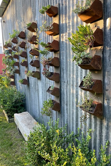 Una intervención creativa en la pared, con elementos reciclados