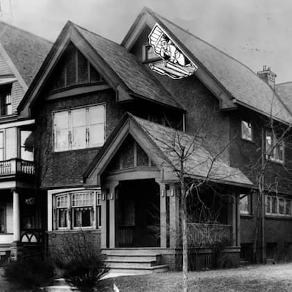 Una intervención sobre la imagen de la casa de Milwaukee realizada por Time Magazine para graficar el lugar donde estuvo alojado Otto Sanhuber en la casa del matrimonio de Dolly y Fred Oesterreich