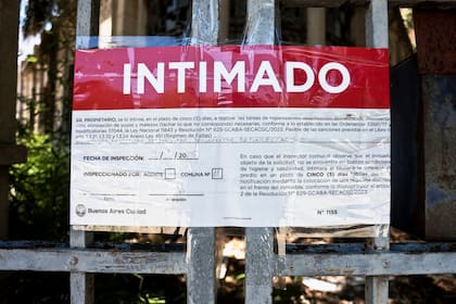 Una intimación en el frente de la propiedad por el mal de estado de conservación e higiene