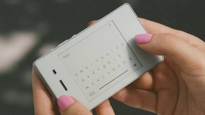 Una investigación descubrió que se tardaba 23 minutos en volver a una sola tarea después de una notificación. Dispositivos como Light Phone tratan de evitarlo