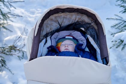 Una investigación finlandesa titulada “Niños que duermen al aire libre en invierno: experiencias de los padres de una práctica de cuidado infantil ligada a la cultura” develó que los bebés toman siestas más largas al aire libre en comparación con los que duermen en el interior de su hogar