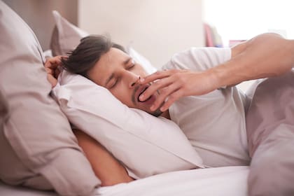 Una investigación publicada en la revista Neurology muestra que quienes padecen insomnio crónico tienen un 40% más de probabilidades de desarrollar deterioro cognitivo leve o demencia