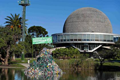 Una isla de plásticos en el Planetario advierte sobre la contaminación