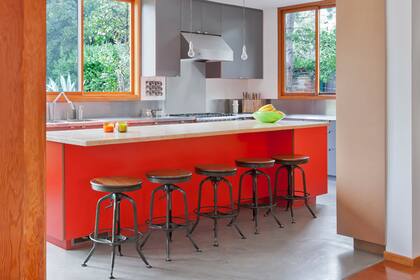 Una isla que no pasa desapercibida, en un naranja fluo que combina con el verde que regala el paisaje a través de la ventana