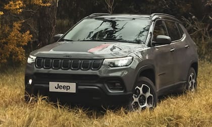 Una Jeep Compass Sport de 2021, como la que informó Manuel Adorni en su declaración jurada de bienes