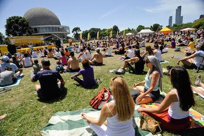 Para los grupos, la evidencia implica que los rituales pueden estimular los sesgos internos