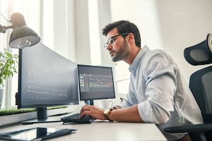 Bitcoin muestra leves variaciones y cae el volumen de operaciones