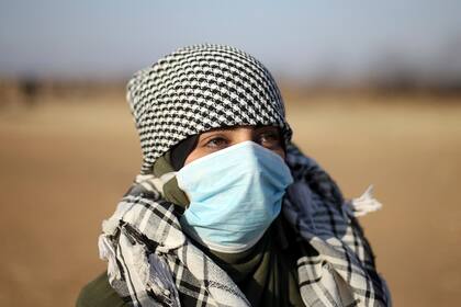 Una joven, ataviada con el tradicional pañuelo palestino, se colocó un barbijo tradicional