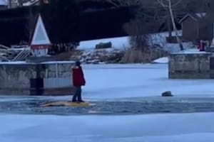 Mientras su auto se hundía en un lago congelado, una joven atinó a tomarse selfies y grabar videos