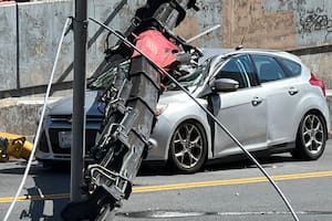 Una grúa cayó sobre un auto en Nueva York y su conductora se salvó de milagro
