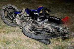 Una mujer manejaba su moto, chocó con un auto y murió en el acto