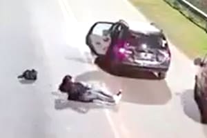 Una joven de 26 años se tiró de un auto en movimiento por el que chofer no seguía la ruta del GPS