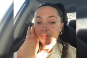 Una joven de 29 años colapso al hablar de su economía (Captura video)