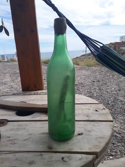 Una joven docente encontró una botella en Bahía Creek con una historia emocionante