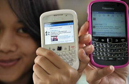 Una joven en Indonesia muestra el acceso a Facebook desde un BlackBerry. La red social busca llegar a la mayor cantidad de teléfonos móviles, sin importar si son o no un smartphone