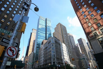 Una joven es cuidadora de casas a tiempo completo en Nueva York