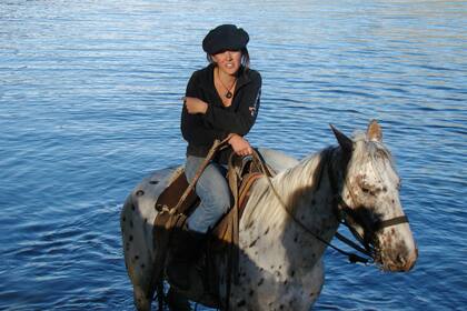 Marie, una joven guía de cabalgatas, que migró de Francia cautivada por la belleza del sur