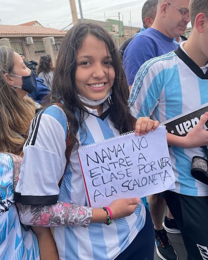 Una joven le avisa a su mamá que faltó al colegio para ir a ver a los jugadores