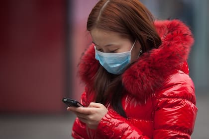 El control draconiano de los celulares afecta a chinos y extranjeros por igual en la lejana Xinjiang