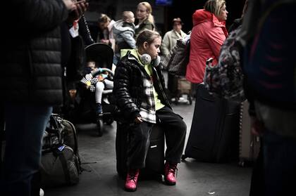 Una joven refugiada ucraniana en el aeropuerto internacional de Burdeos en Merignac el 21 de abril de 2022. 