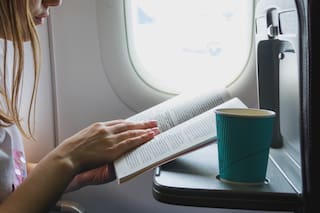 Subió al avión con una bebida cotidiana y recibió una dura advertencia de la azafata