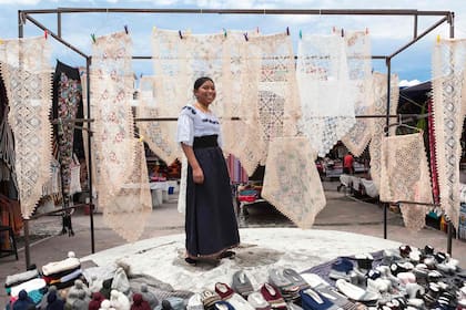 Una joven vendedora del popular mercado de Otavalo.