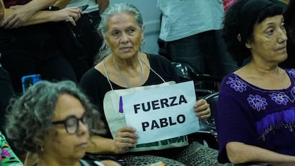 Una jubilada presente en la conferencia se solidariza con Pablo Grillo, el fotógrafo que lucha por su vida en el hospital Ramos Mejía