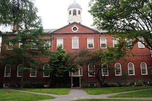 EE.UU. Detienen a un hombre armado dentro de la universidad de Harvard