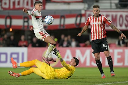 Una jugada decisiva: Fernando Muslera rechaza ante Luiz Araújo y Estudiantes empezará la jugada del gol del empate