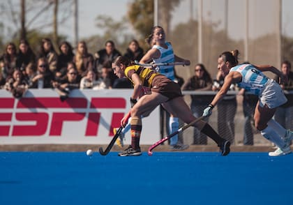Una jugadora de Belgrano escapa ante la marca de una de rival de Ciudad de Buenos Aires