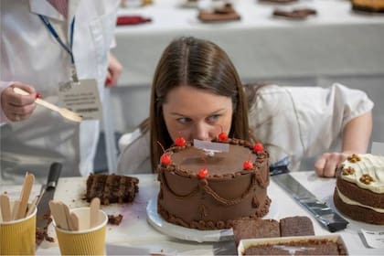 Una jurado evalúa la torta de chocolate y dulce de leche de Laura Johnson