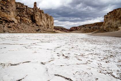 Una laguna seca en el parque Cueva de las Manos